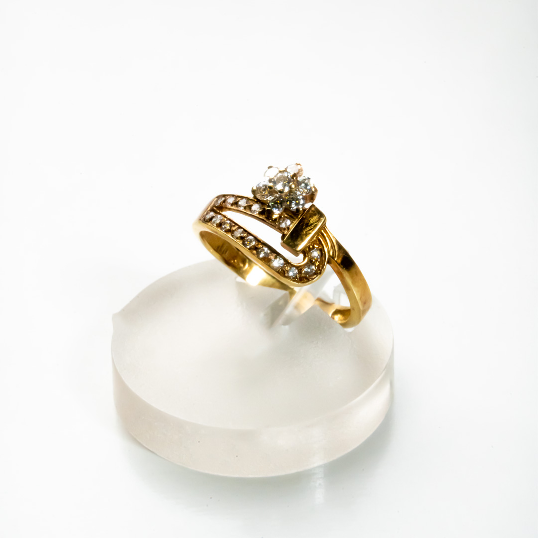 Anillo con rosetón central Anillo con rosetón central